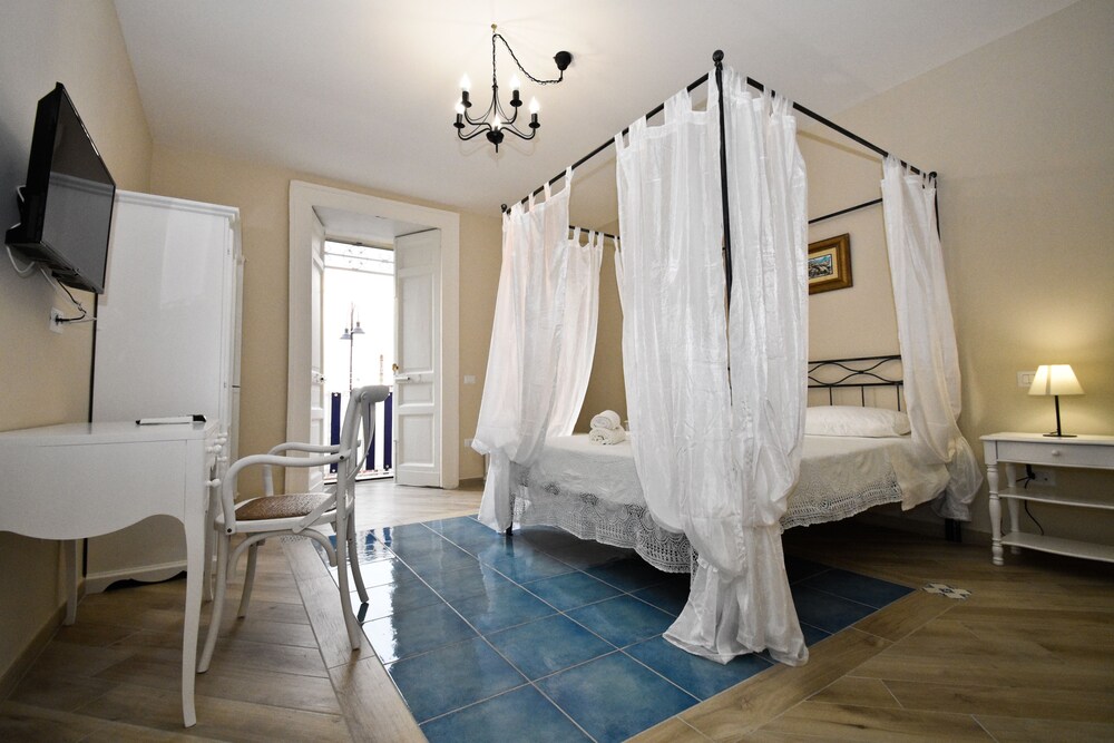 Il Timone Bed and Breakfast — 4-Star Luxury Hotel in Castellammare Di Stabia, Italy