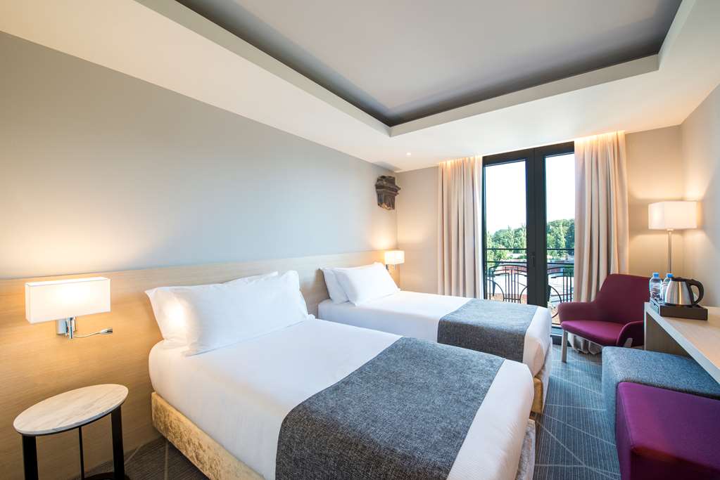 Twin Guest Room- Two Single Beds, Safe, Mini-bar, Complimentary Wi-Fi and Breakfast