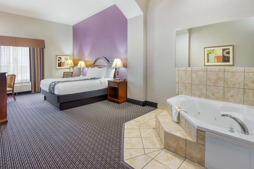 La Quinta Inn & Suites by Wyndham Gainesville - photo 20