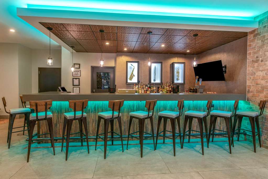 La Quinta Inn & Suites by Wyndham New Orleans Downtown - photo 56