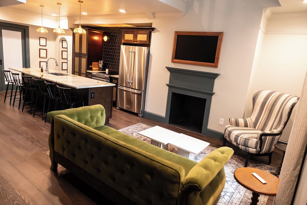 The Gas Lamp Hotel 3BR Suite Edison - photo 2