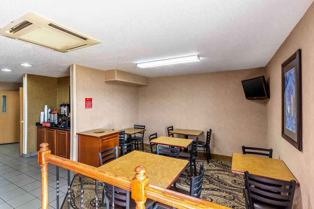 Econo Lodge Inn & Suites Evansville East - photo 18