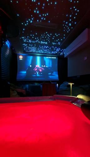 Sky Lounge Terrazza di Cesare Luxury Rooftop Minipiscina Spa Sala Cinema Wifi Parcheggio — 4-Star Luxury Hotel in Pomezia, Italy