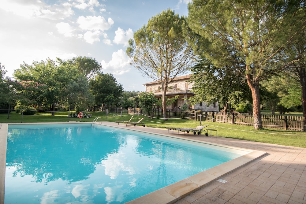 Agriturismo Il Giardino dei Ciliegi — 4-Star Luxury Hotel in Assisi, Italy