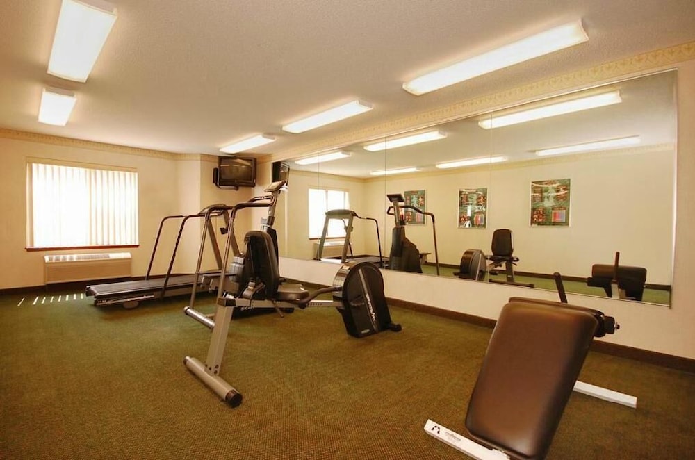 Syracuse Inn & Suites - photo 26