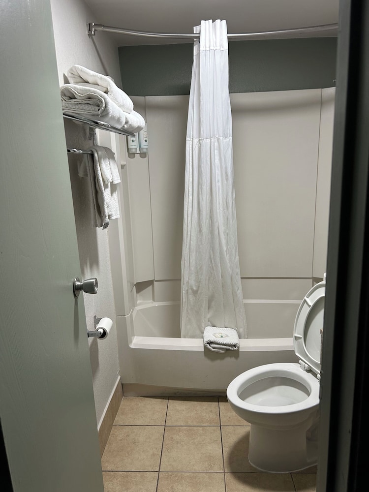 Quality Inn & Suites Cincinnati Uptown Norwood - photo 28
