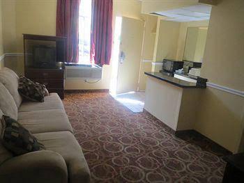Memorial Inn and Suites - photo 9