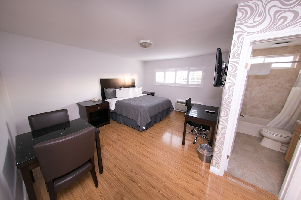 Metropolitan Inn & Suites - photo 13