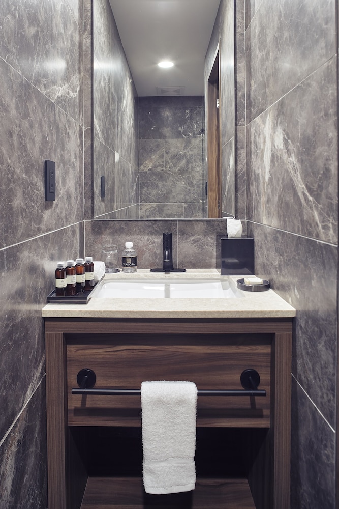 Bathroom sink