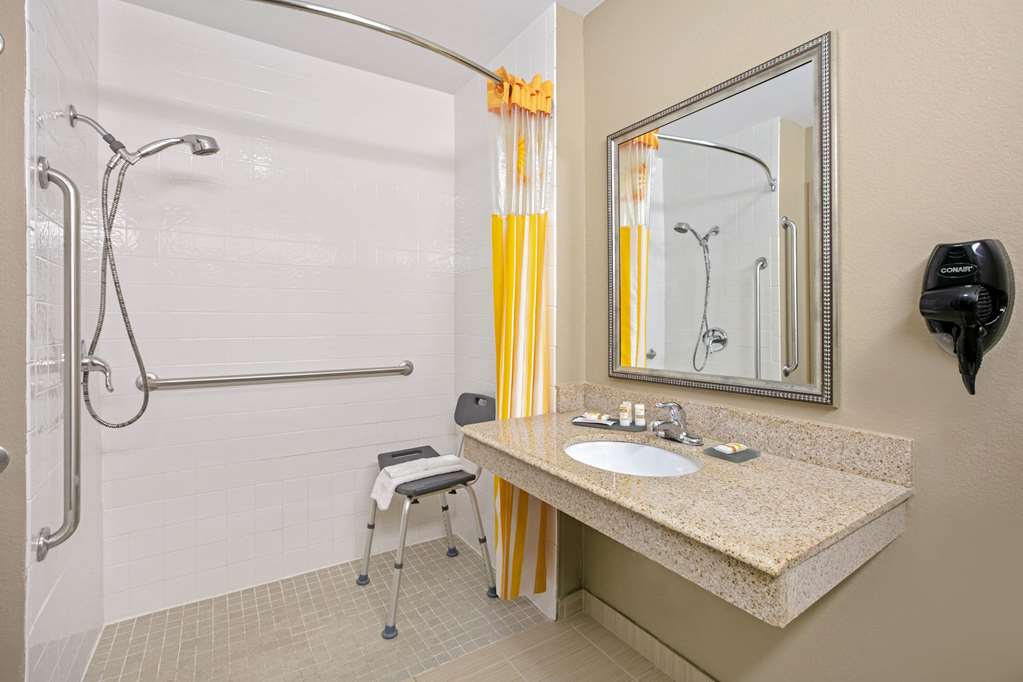 La Quinta Inn & Suites by Wyndham Paris - photo 13