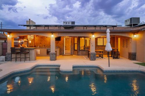 Champions Oasis Home Near the Stadui2007m withPool & Grill — 4-Star Luxury Hotel in Phoenix, United States
