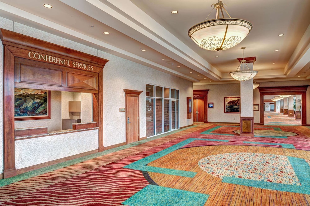 Hilton Seattle Airport & Conference Center - photo 6