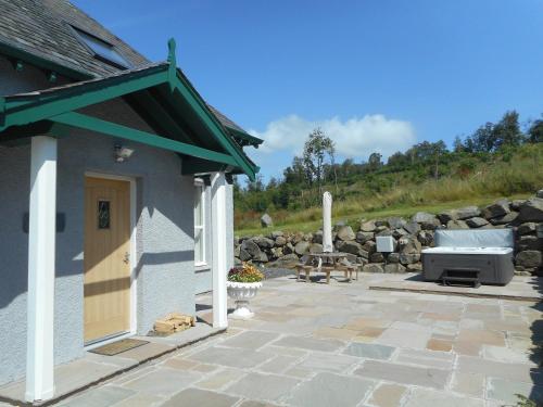 Rose Cottage with Hot Tub — 4-Star Luxury Hotel in Cray, United Kingdom