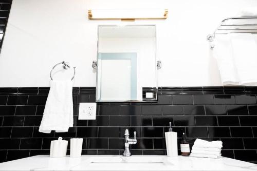 The Gas Lamp Hotel Davy Suite - featured photo
