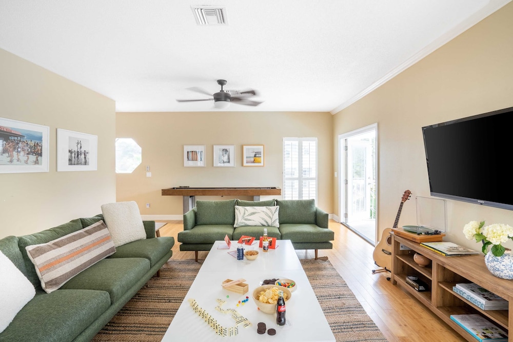 Hourglass by Avantstay Chic Beach Getaway w Pool & Two Large Balconies - photo 26
