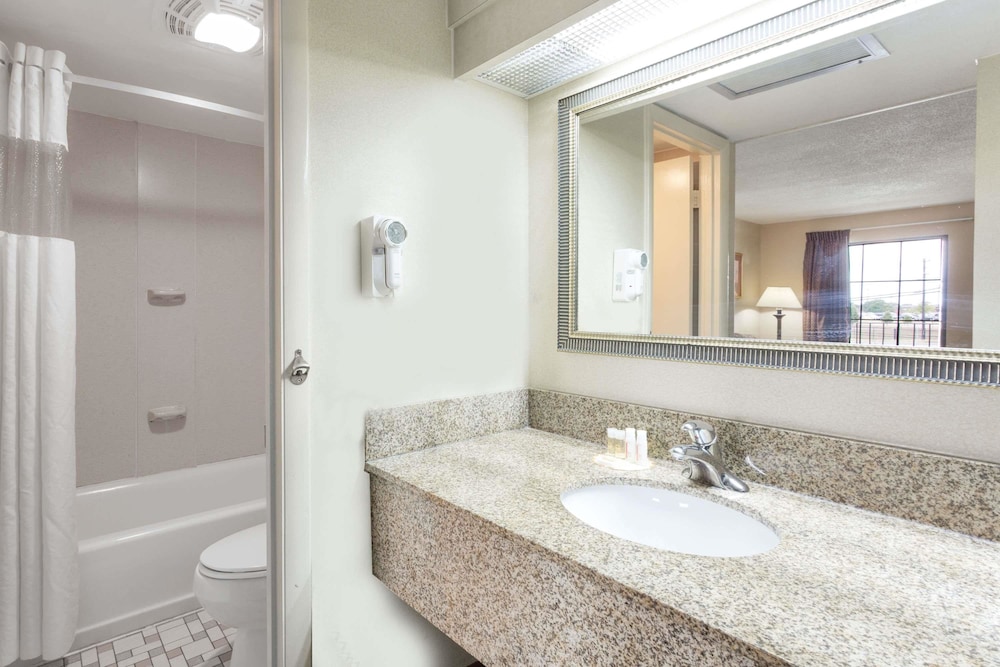 Days Inn by Wyndham Camp Springs Andrews AFB DC Area - photo 11