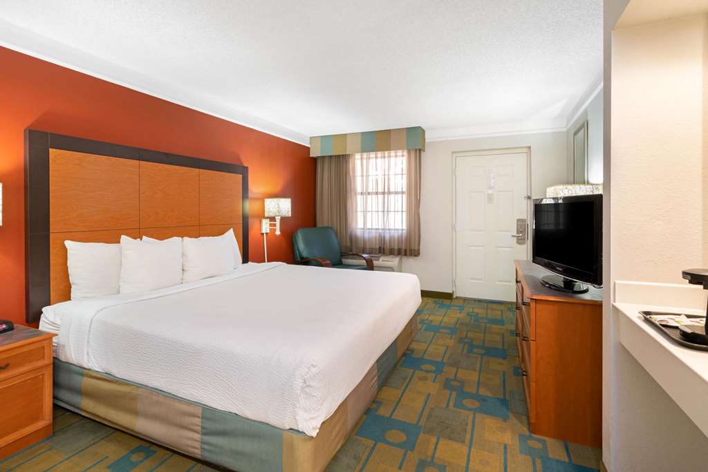 La Quinta Inn by Wyndham Phoenix Sky Harbor Airport - photo 29