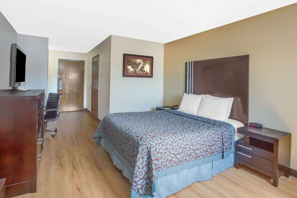 Days Inn by Wyndham Le Roy Bloomington Southeast - photo 5