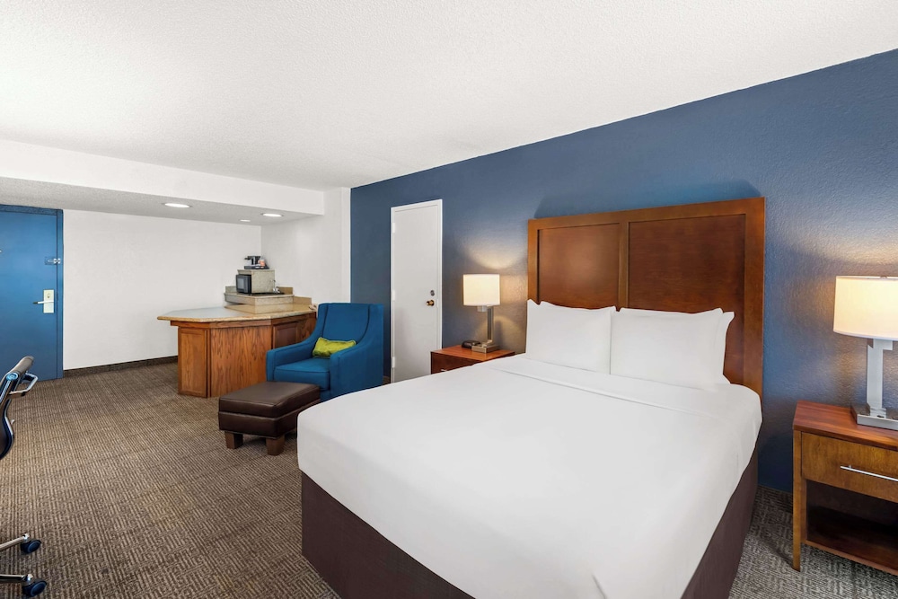 Comfort Inn & Suites Omaha Central - photo 17