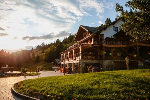 Conacul Baciu — 4-Star Luxury Hotel in Fundu Moldovei, Romania