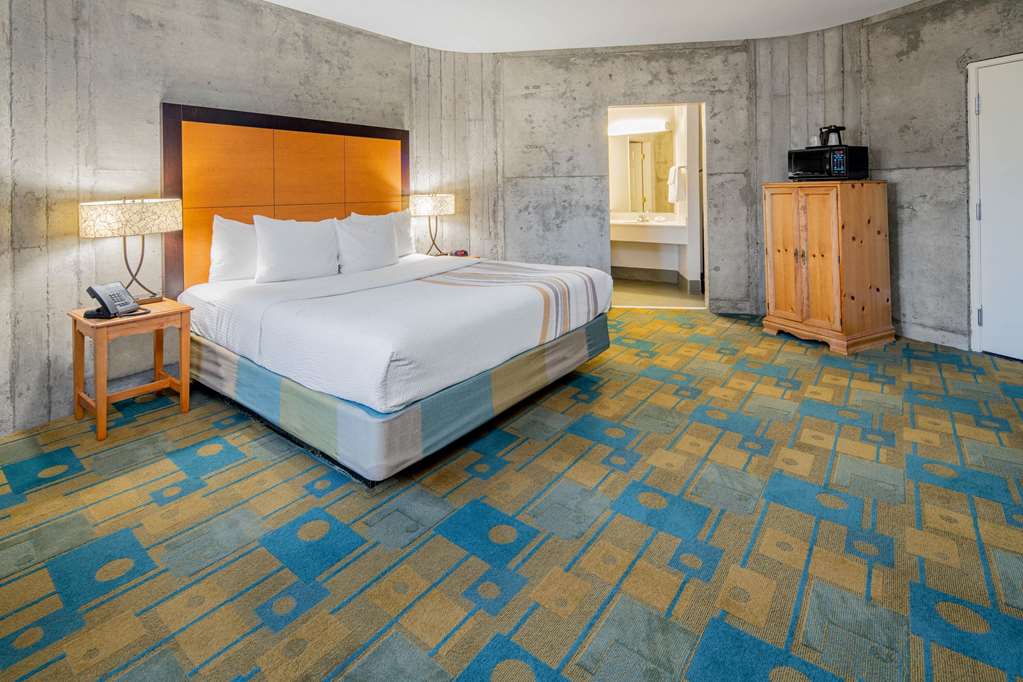 La Quinta Inn & Suites by Wyndham Irvine Spectrum - photo 20