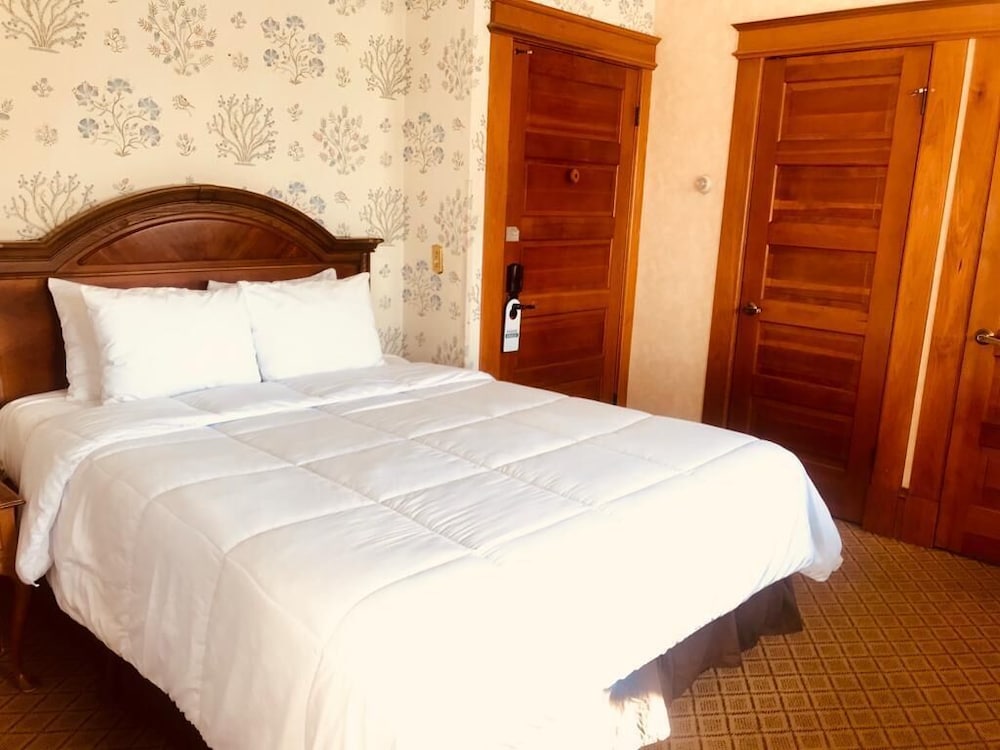 Pacific Grove Inn - photo 24