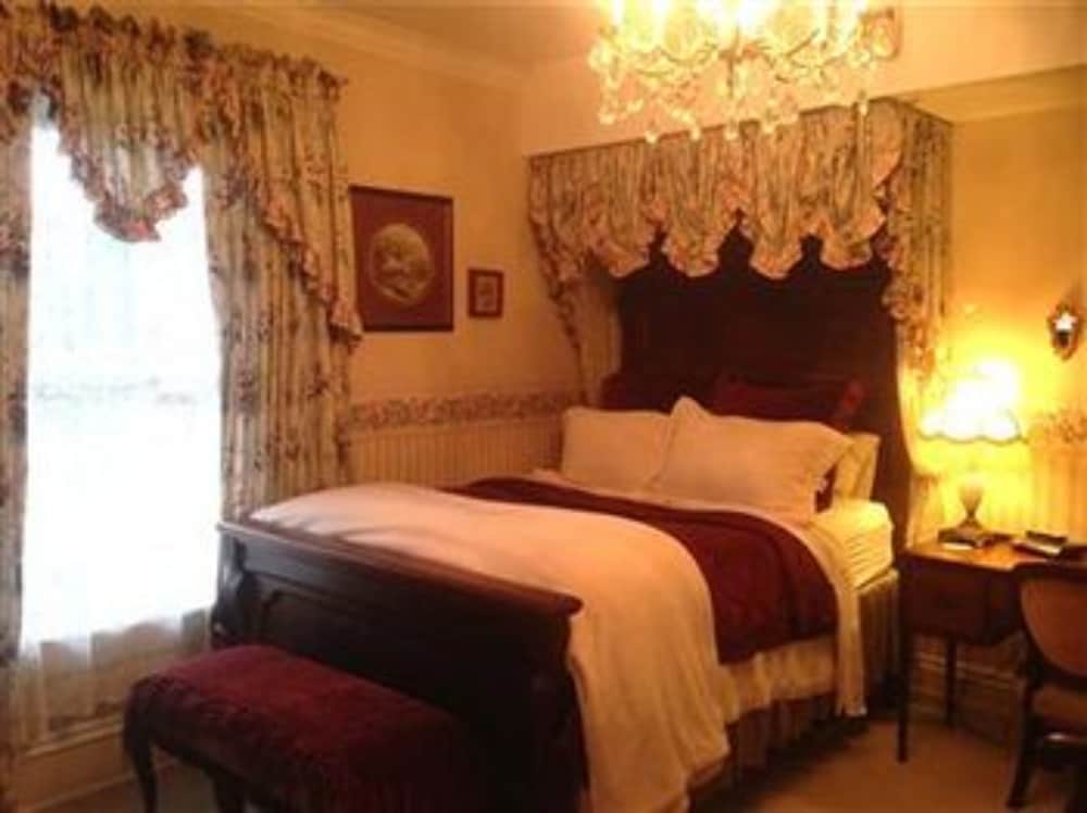 Brass Pineapple Inn - photo 5