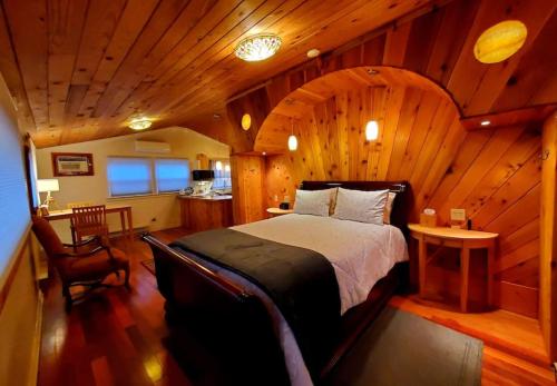 Glade Cottage at White Lotus Eco Spa Retreat — 4-Star Luxury Hotel in Stanardsville, United States