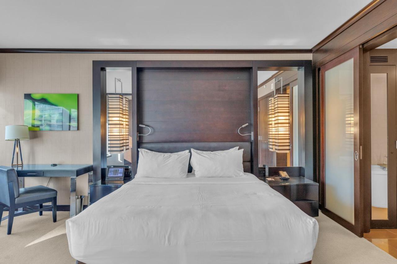 Vdara Studio Suite 011 Pool View Free Valet Parking