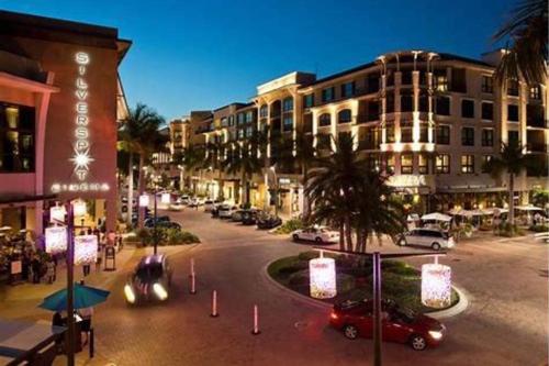 Casa Del Mare at the Beach 2 bd rms W King Beds — 4-Star Luxury Hotel in Naples, United States