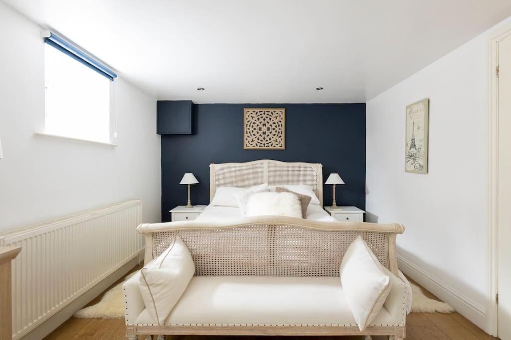 2 double bedroom large modern self contained apartment Free parking — 4-Star Luxury Hotel in Camberley, United Kingdom