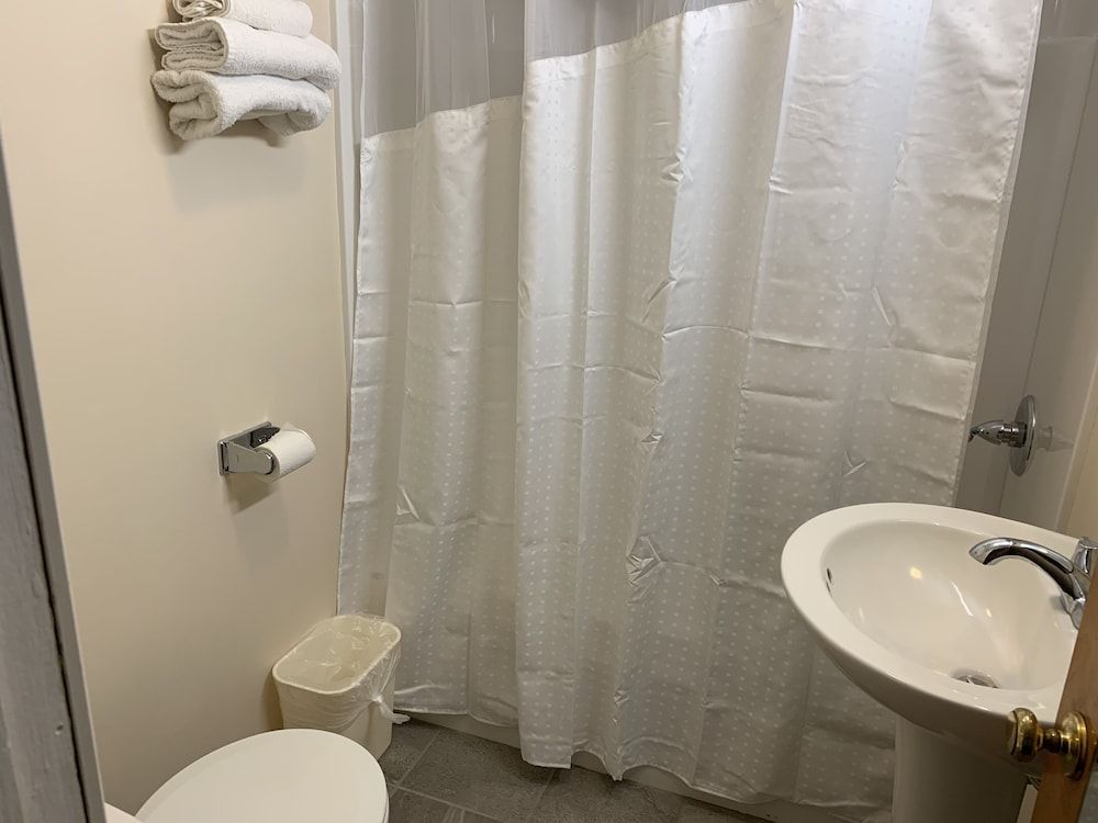 Bing's Motel - photo 17