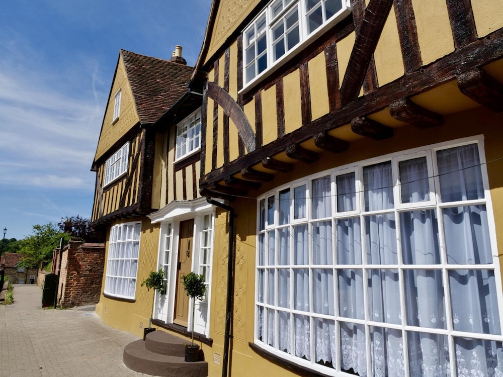 Luxury 2 Bed Manor House With Hot Tub Cinema Room Sky TV — 4-Star Luxury Hotel in Saffron Walden, United Kingdom