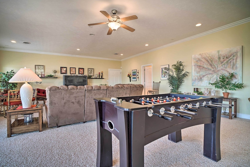 Spacious Baneberry Home with Lake Douglas Views — 4-Star Luxury Hotel in Morristown, United States