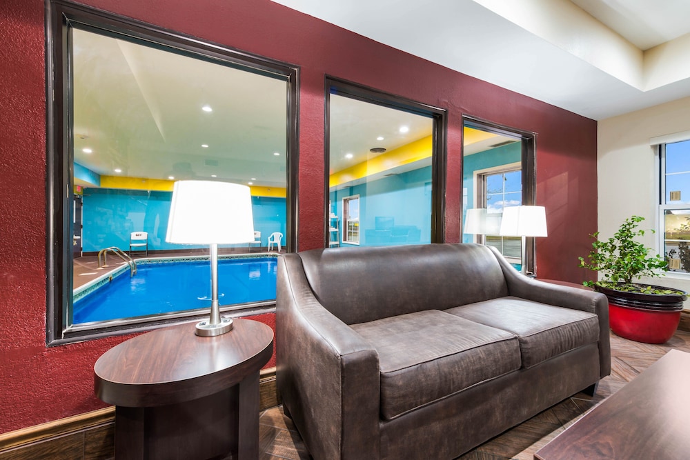 Econo Lodge Inn & Suites - photo 7