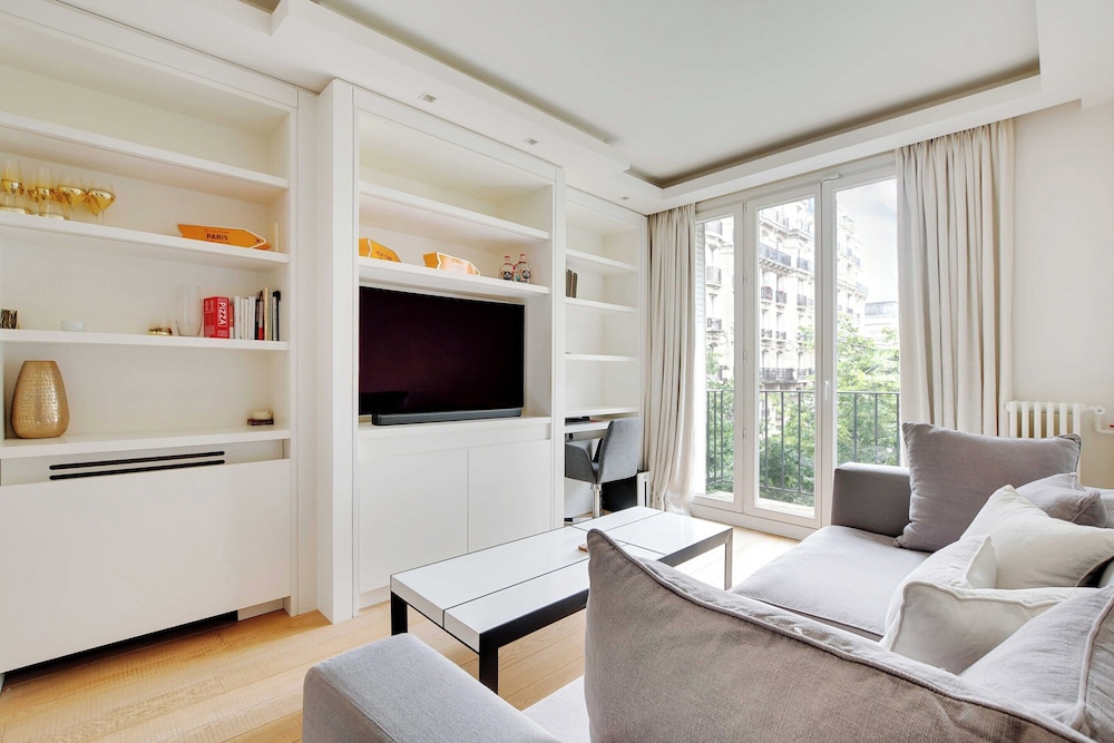 Charming Appt With A c 1bd 2p Tour Eiffel — 4-Star Luxury Hotel in Paris, France