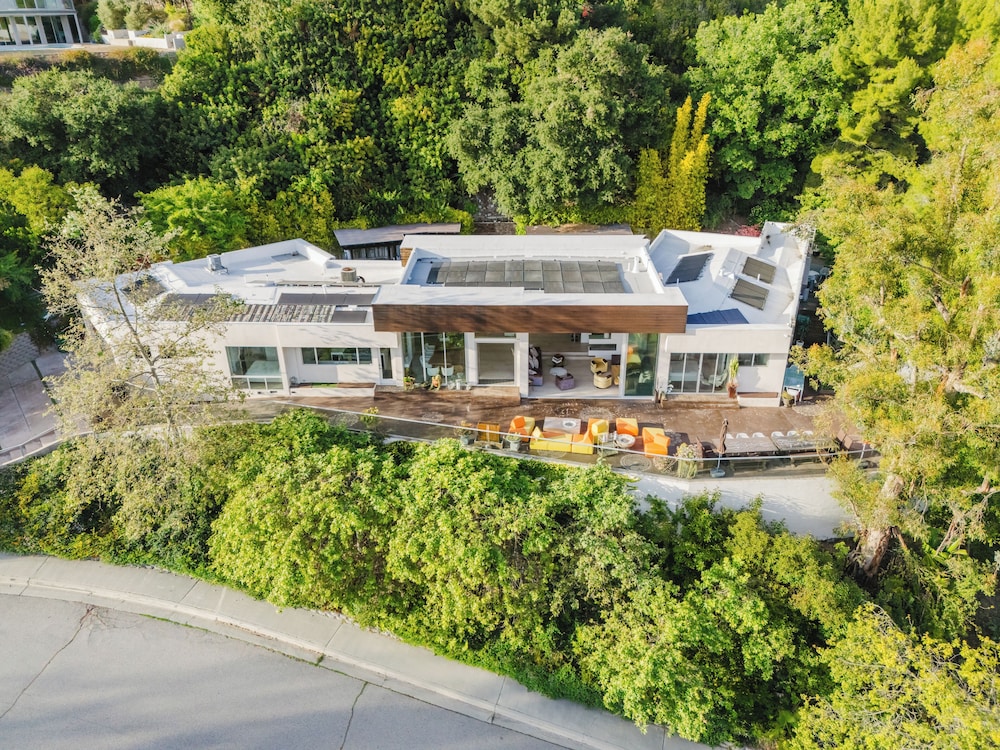Zen Estate Luxurious 5BR Beverly Hills Sanctuary With Pool & Canyon Views — 4-Star Luxury Hotel in Beverly Hills, United States