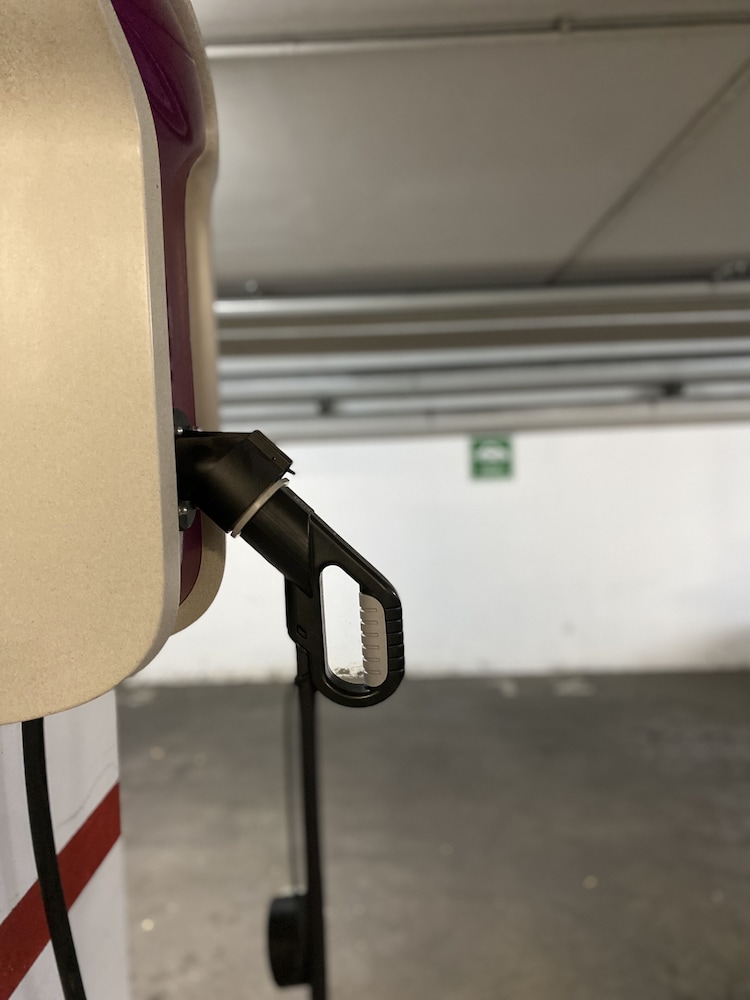 Electric vehicle charging station