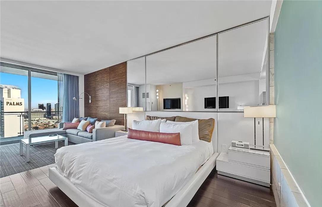 Luxury Hotel Suite With Private Strip View Balcony