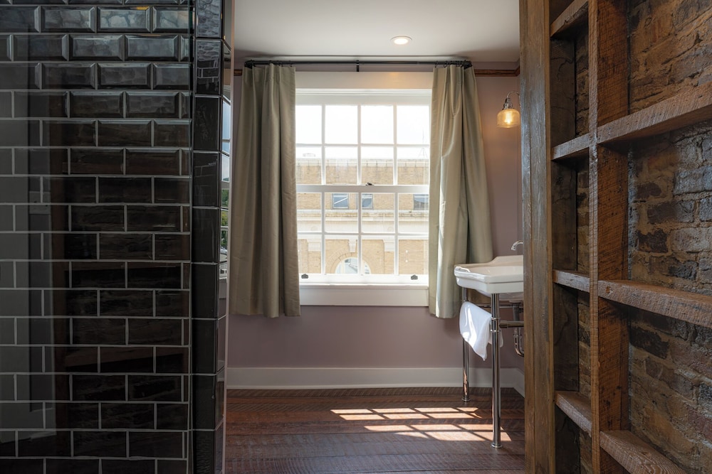 The NuWray Hotel & Carriage House - photo 69