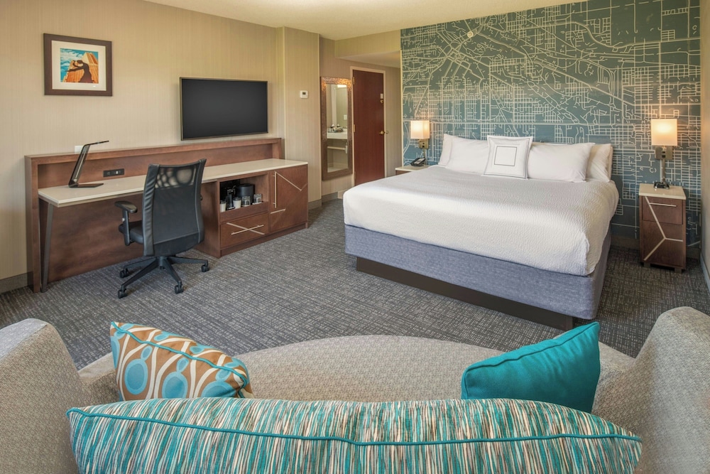 Courtyard by Marriott Seattle Sea Tac Area - carbon neutral hotel in Tukwila