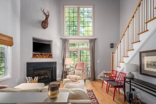 Adventure Awaits Family Home — 4-Star Luxury Hotel in Lyndhurst, United States