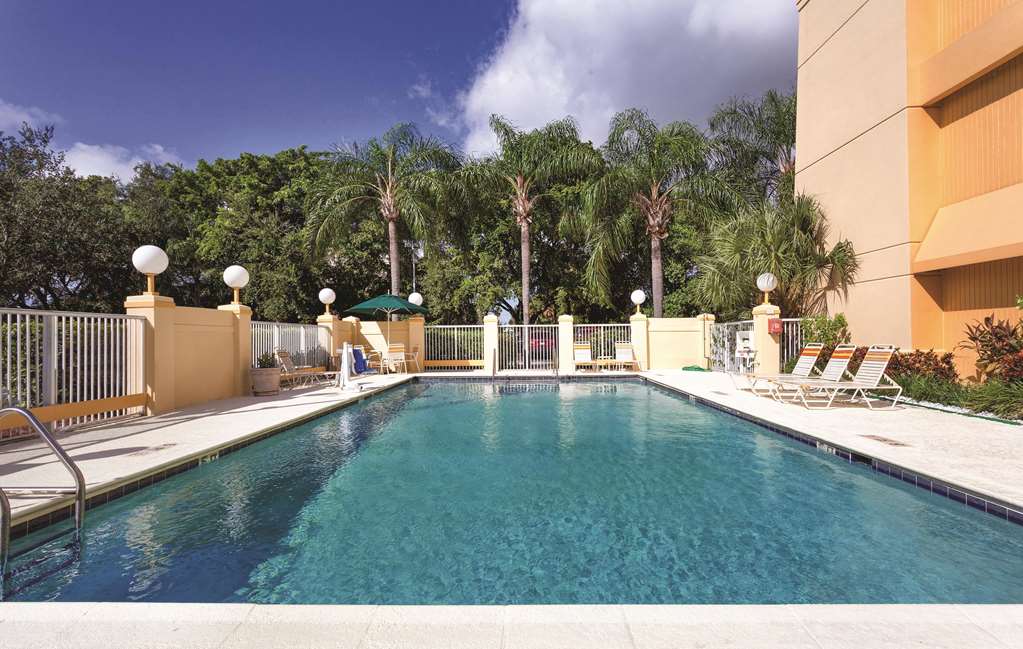 La Quinta Inn & Suites by Wyndham Miami Airport East - photo 14