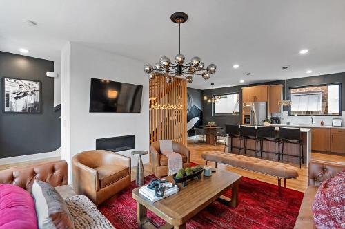 Unwind in Opulence 4BR 4BA Near Broadway — 4-Star Luxury Hotel in Nashville, United States