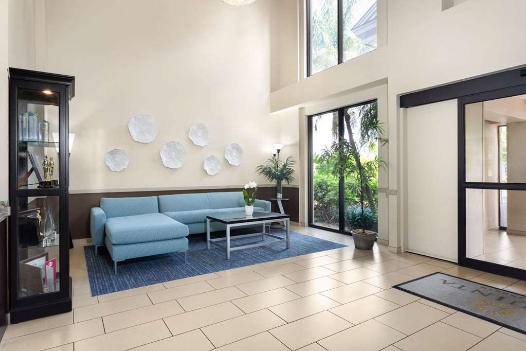 La Quinta Inn & Suites by Wyndham Bonita Springs Naples N. - photo 10