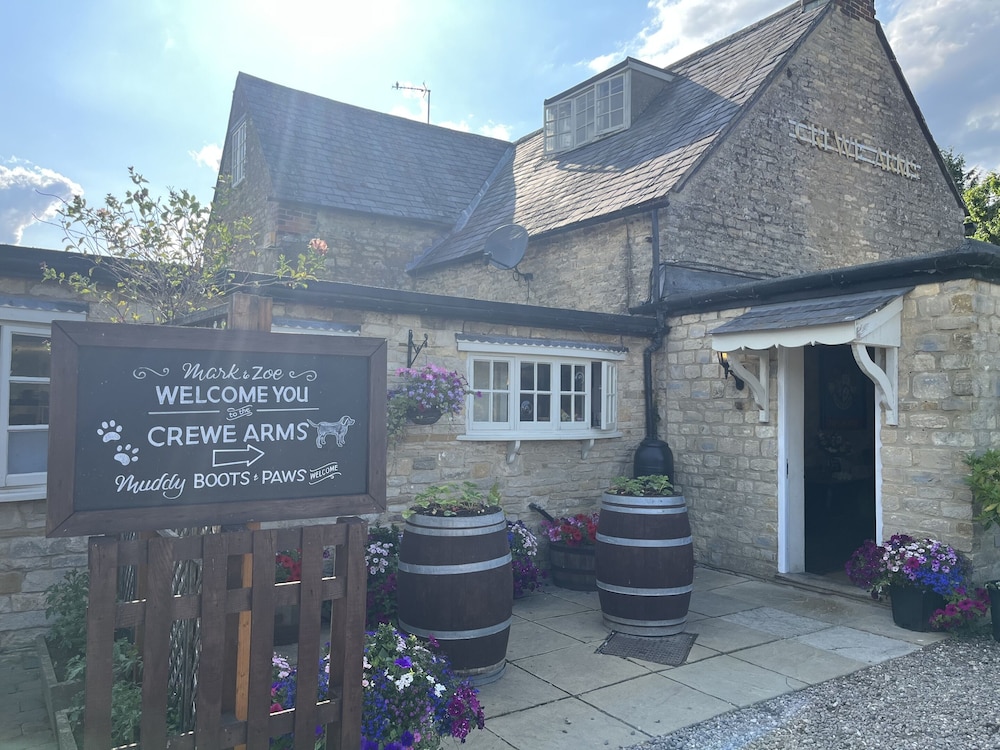 The Crewe Arms - carbon neutral hotel in Brackley