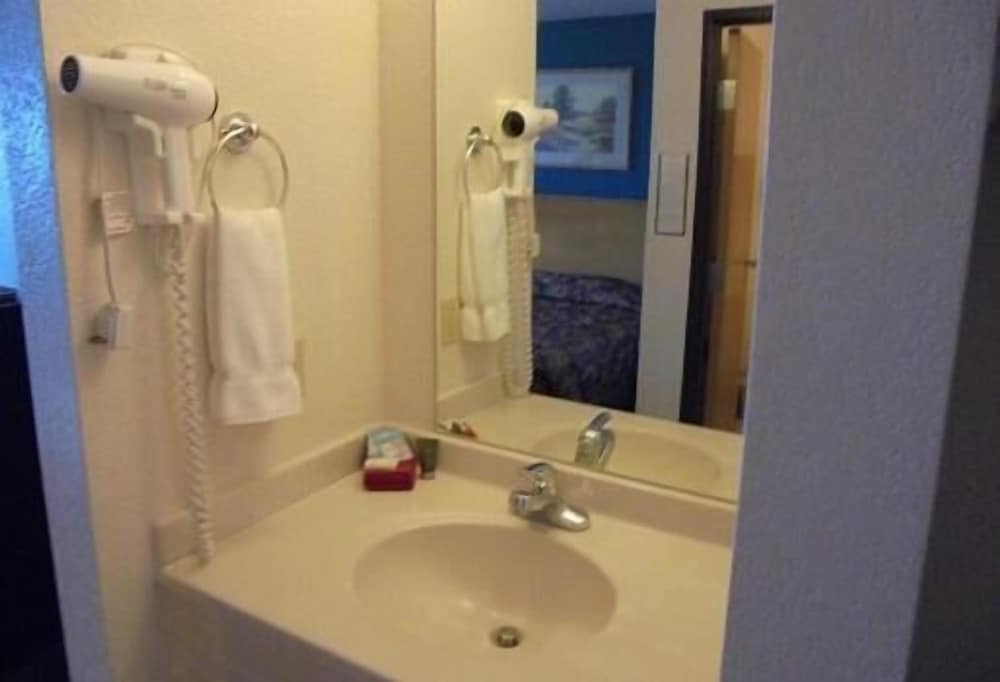 Herington Inn & Suites - photo 21