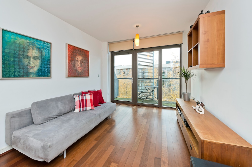 Spacious Flat With Balcony Close to the River in Greenwich by Underthedoormat — 4-Star Luxury Hotel in London, United Kingdom