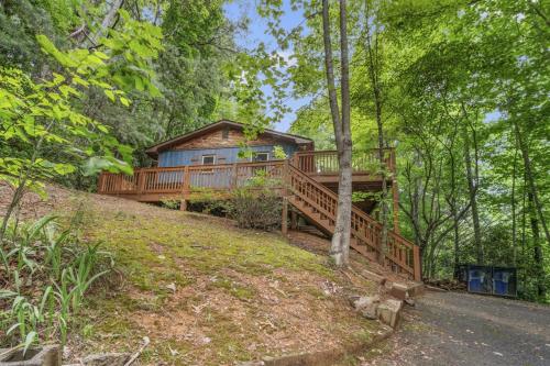 Serene Forest View Hot Tub Pet Friendly With Fenced Yard — 4-Star Luxury Hotel in Gatlinburg, United States