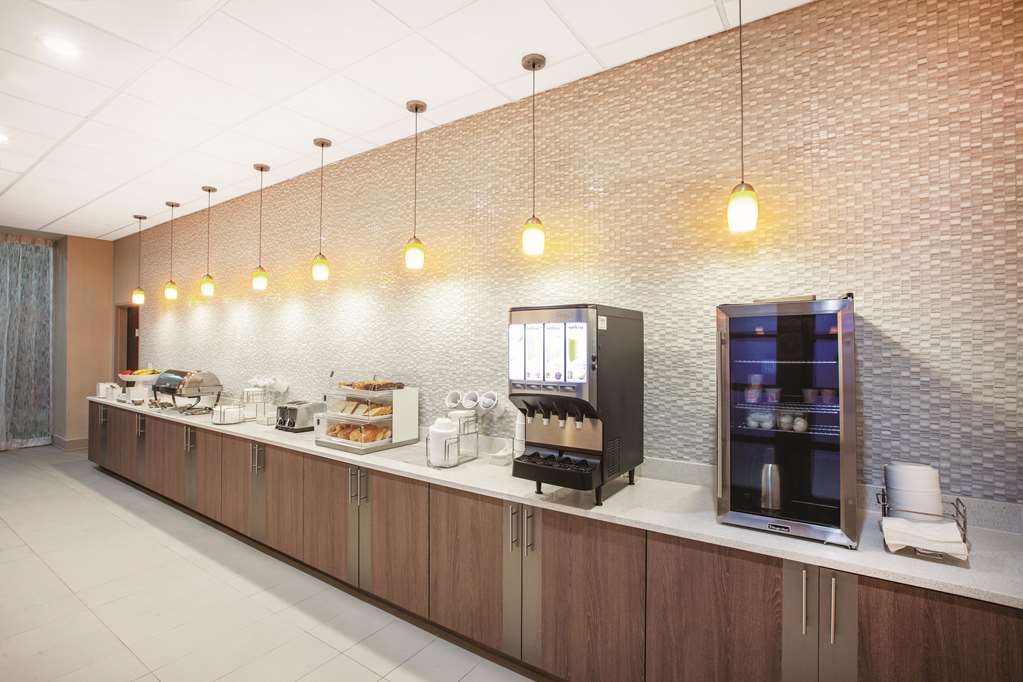 La Quinta Inn & Suites by Wyndham San Marcos Outlet Mall - photo 29